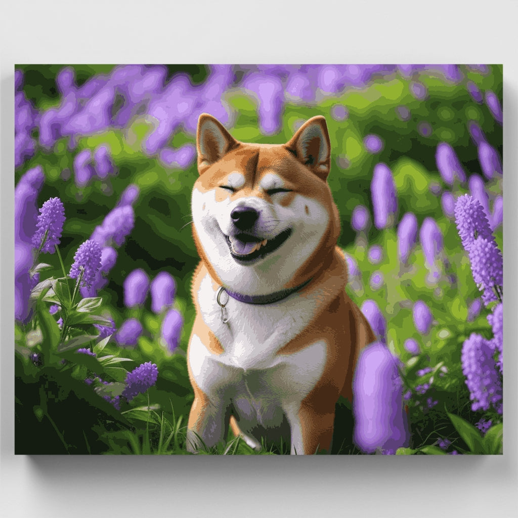 Shiba Inu feliz en un jardín de flores moradas - Kit de pintura por números — Estándar